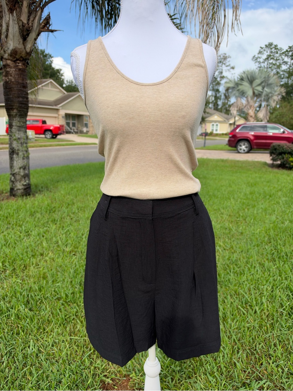 NWT🌷Vince Camuto Mid-Rise Pleated Twill Shorts (tag says 12 but runs size small)